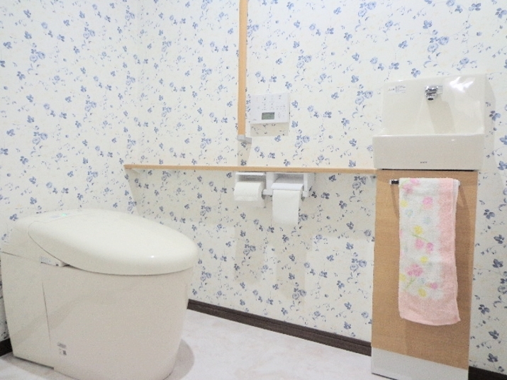 明るく清潔感あるイメージに。手洗い器ユニットもコンパクトでお洒落です トイレリフォーム施工例